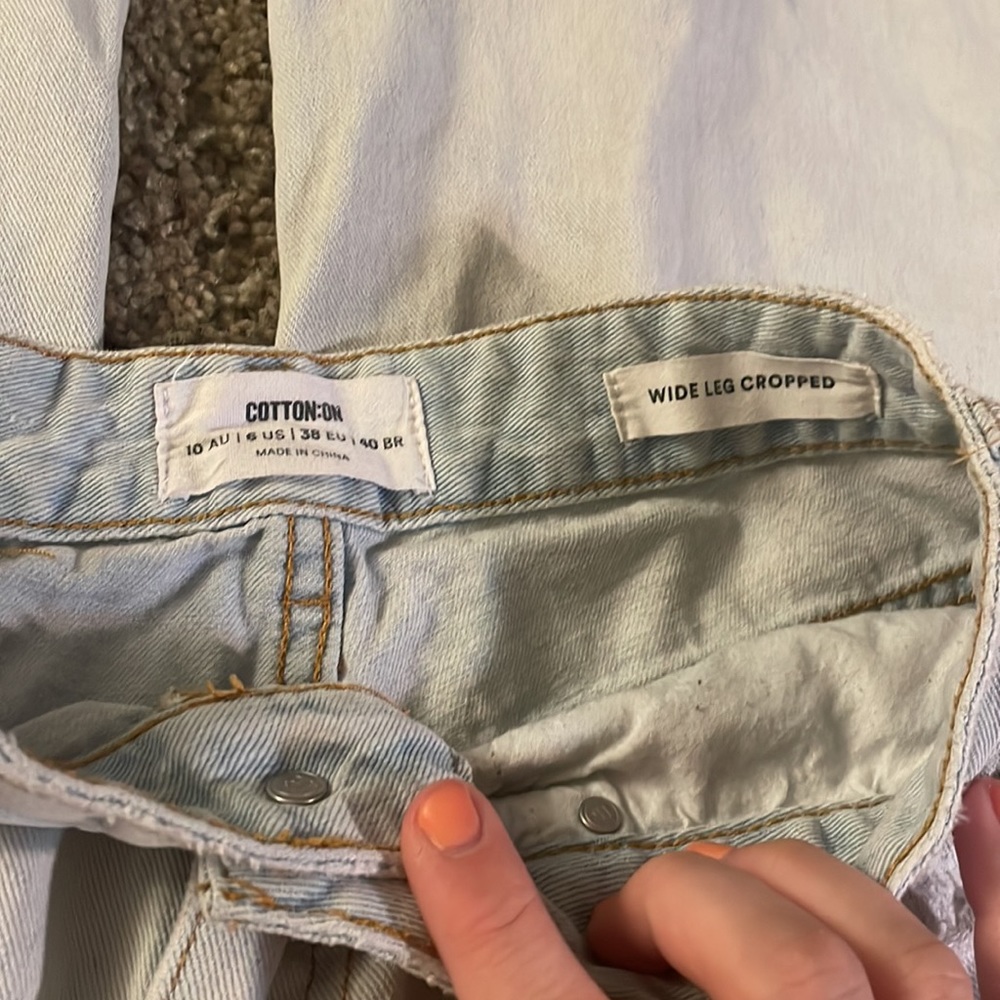 Cotton On Wide Legged Cropped Lightwash Frayed Jeans - Picture 7 of 10